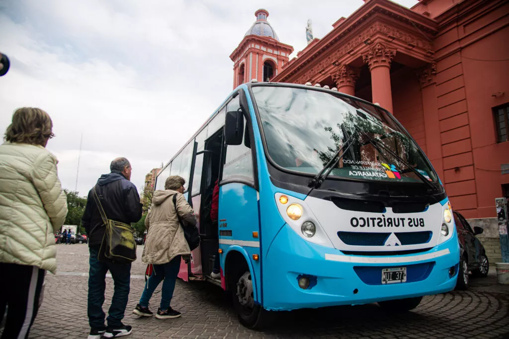 Bus turístico de dos pisos recorriendo la ciudad de Catamarca